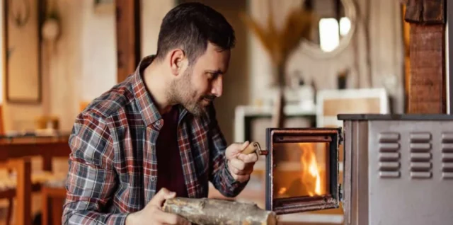 Chauffage au bois en maison ancienne : combien ça coûte ?