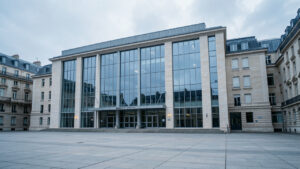 Façade institutionnelle du Tribunal judiciaire de Paris sous un ciel couvert, dans une ambiance sobre évoquant la justice financière.