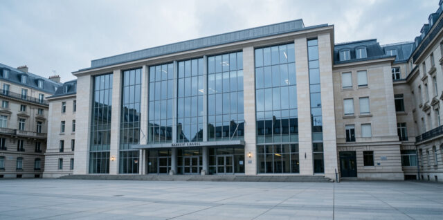 Façade institutionnelle du Tribunal judiciaire de Paris sous un ciel couvert, dans une ambiance sobre évoquant la justice financière.